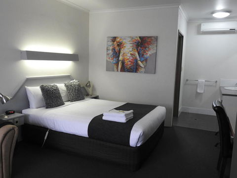 Wine Village Motor Inn - Whitsundays Accommodation 1