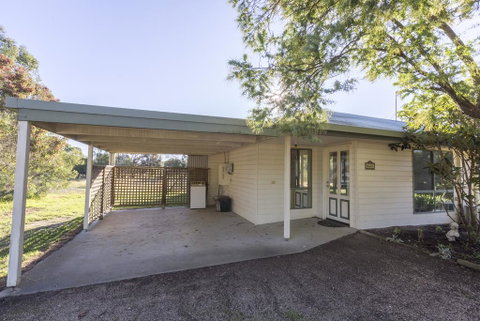 Woongara Cottage - Pet Friendly Country Retreat - Whitsundays Accommodation 3