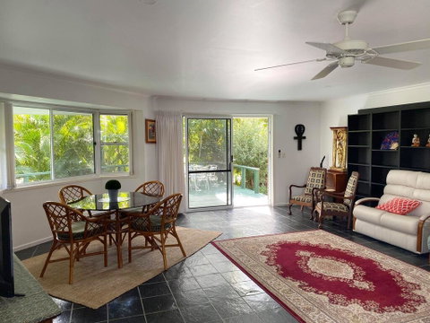 Woorim Secluded Palms Villa - Whitsundays Accommodation 2
