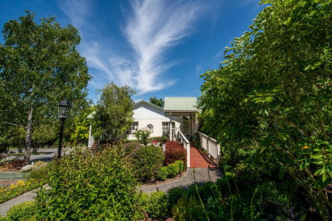 Yarra Gables - Whitsundays Accommodation 0
