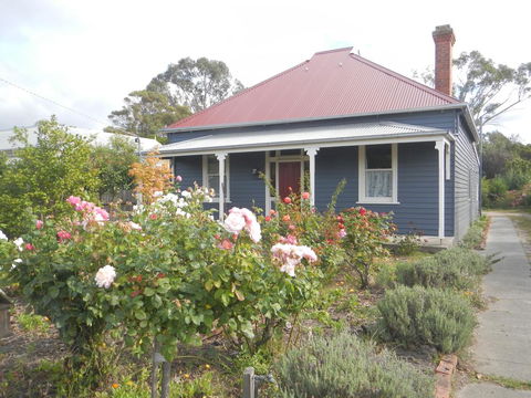 Yarram Cottage: Art And Accommodation - Whitsundays Accommodation 0
