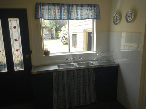 Yarram Cottage: Art And Accommodation - Whitsundays Accommodation 2