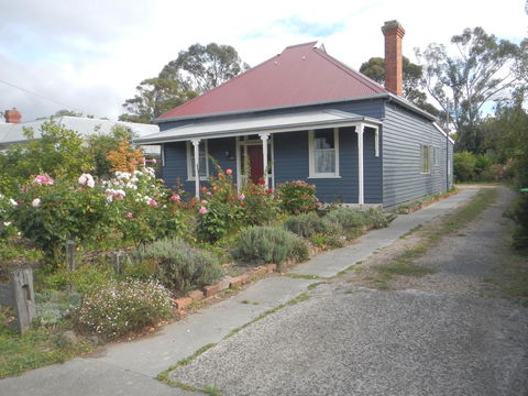Yarram Cottage: Art And Accommodation - Whitsundays Accommodation 1