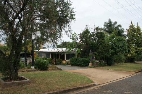 Yarraman Gardens Motel Queensland - Whitsundays Accommodation 2
