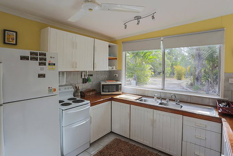 Yellow Cottage - Bush And Beach - Whitsundays Accommodation 3