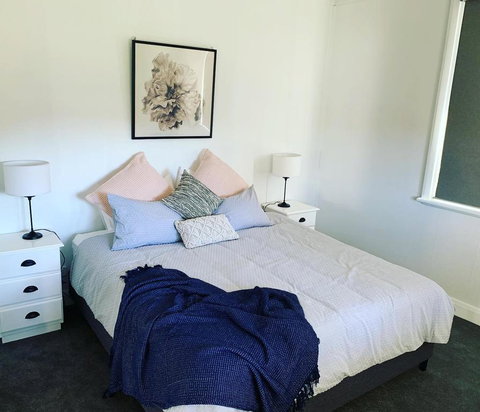 Yellow Door House Adelong - Whitsundays Accommodation 2