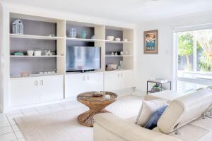 Relax At Bokarina Beach House Walk To Beach Relax By The Pool - Whitsundays Accommodation 6