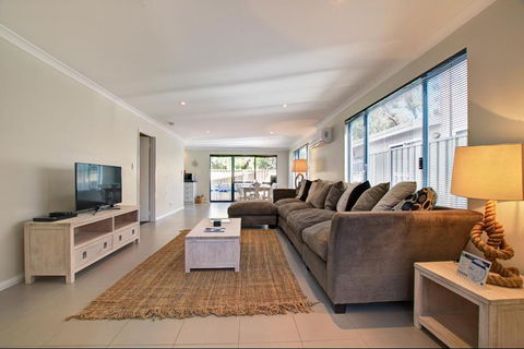 A Little Luxury In Town - Whitsundays Accommodation 3