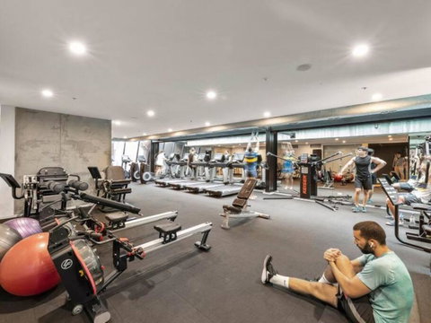 A Chic 2BR Apt Near Southern Cross, With Secure Parking - Whitsundays Accommodation 3