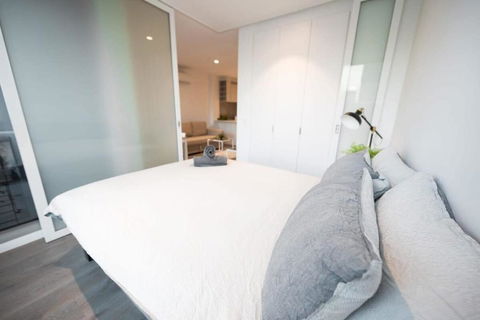 A Chic 2BR CBD Apartment Near Southern Cross - Whitsundays Accommodation 1