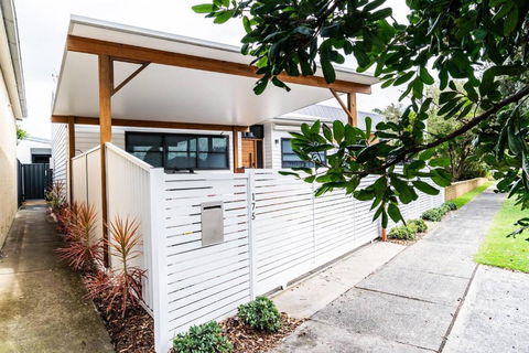 A Chic Coastal Hideaway At Toowoon Bay Beach - Whitsundays Accommodation 1