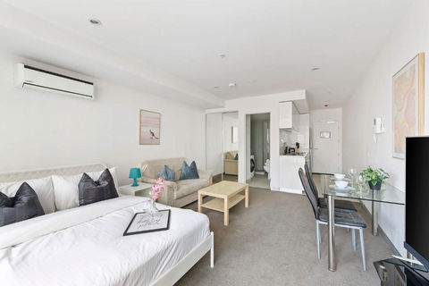 A Chic Studio Only A 4-min Walk To Victoria Market - Whitsundays Accommodation 1