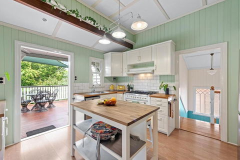 A Colourful Life 4Bed-2Bath-1Car - Queenslander - Whitsundays Accommodation 0