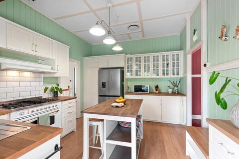A Colourful Life 4Bed-2Bath-1Car - Queenslander - Whitsundays Accommodation 2