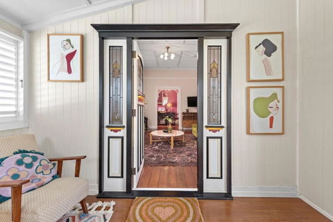 A Colourful Life 4Bed-2Bath-1Car - Queenslander - Whitsundays Accommodation 4