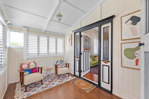 A Colourful Life 4Bed-2Bath-1Car - Queenslander - Whitsundays Accommodation 3