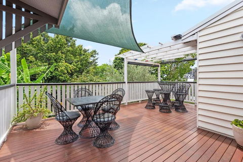 A Colourful Life 4Bed-2Bath-1Car - Queenslander - Whitsundays Accommodation 1