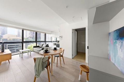 A Comfy 2BR Apt Next To QV & Melbourne Central - Whitsundays Accommodation 3