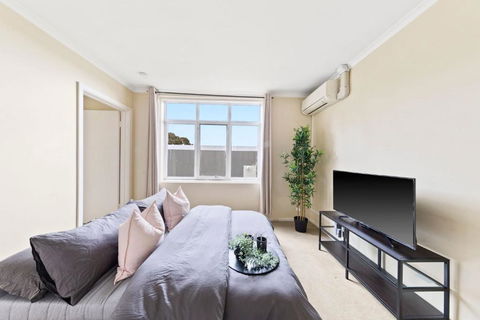 A Comfy & Cozy Apt In Clifton Hill FREE Parking - Whitsundays Accommodation 2