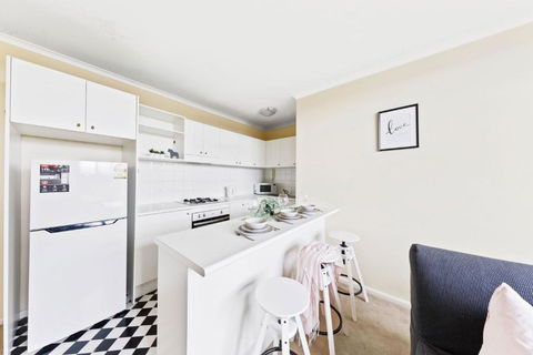 A Comfy & Cozy Apt In Clifton Hill FREE Parking - Whitsundays Accommodation 3