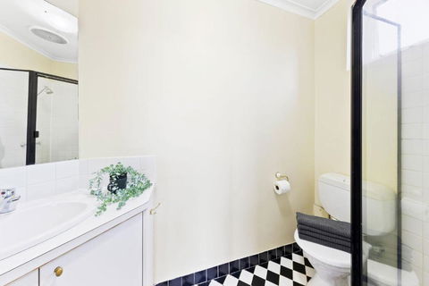 A Comfy & Cozy Apt In Clifton Hill FREE Parking - Whitsundays Accommodation 4