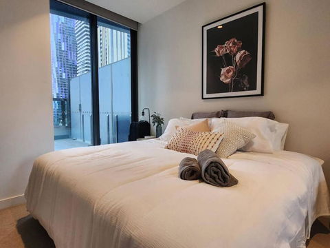 A Cosmopolitan Hub In CBD Centre - Whitsundays Accommodation 0