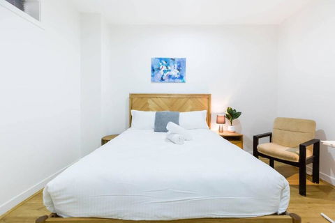 A Coveted Collins Street Pad With Parking - Whitsundays Accommodation 1