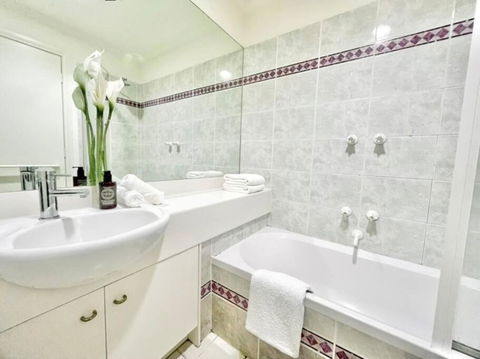 A Cozy 2B2B Apt Next To Carlton Garden W/ Parking - Whitsundays Accommodation 1