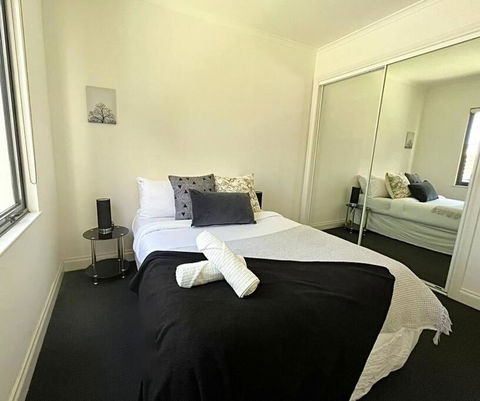 A Cozy 2B2B Apt Next To Carlton Garden W/ Parking - Whitsundays Accommodation 2