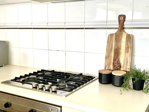 A Cozy 2B2B Apt Next To Carlton Garden W/ Parking - Whitsundays Accommodation 4