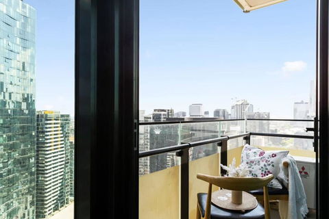 A Cozy 2BR Apt Near Crown With City Skyline Views - Whitsundays Accommodation 1