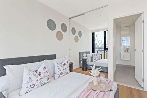 A Cozy 2BR Apt Near Crown With City Skyline Views - Whitsundays Accommodation 2