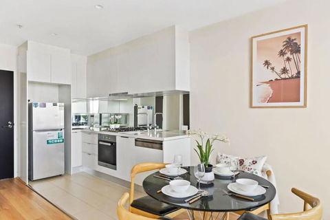 A Cozy 2BR Apt Near Crown With City Skyline Views - Whitsundays Accommodation 4