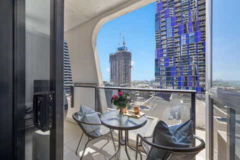 A Cozy 2BR Apt Next To Queen Victoria Market & Melbourne Central With City Views - Whitsundays Accommodation 0