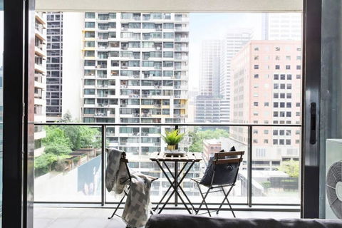 A Cozy 2BR Apt Opposite Southern Cross Station - Whitsundays Accommodation 1
