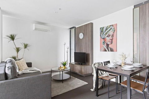 A Cozy 2BR Apt Opposite Southern Cross Station - Whitsundays Accommodation 3