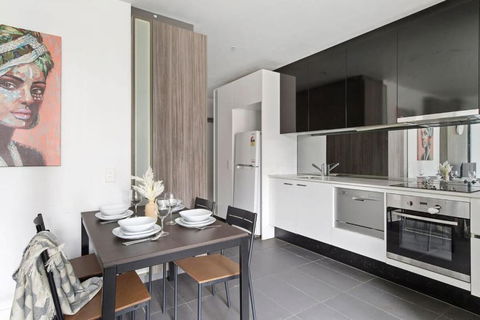 A Cozy 2BR Apt Opposite Southern Cross Station - Whitsundays Accommodation 4