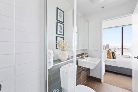 A Cozy 2BR Apt With Harbour Views And FREE Parking - Whitsundays Accommodation 4