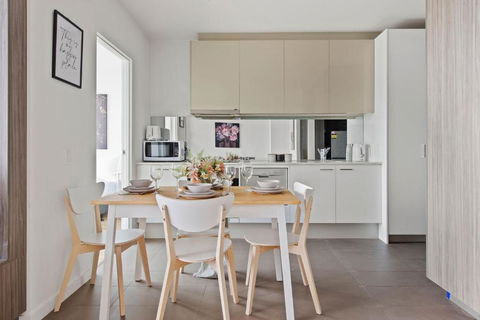 A Cozy 2BR Apt With Harbour Views FREE Parking - Whitsundays Accommodation 4