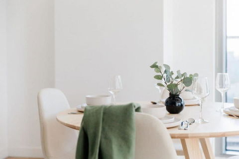 A Cozy Apt With City Views Near Crown Casino - Whitsundays Accommodation 3
