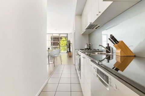 A Cozy & Modern Studio Right Next To Darling Harbour - Whitsundays Accommodation 2