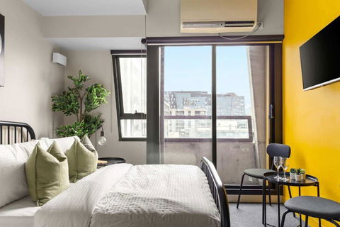 A Cozy Studio Near The University Of Melbourne - Whitsundays Accommodation 0