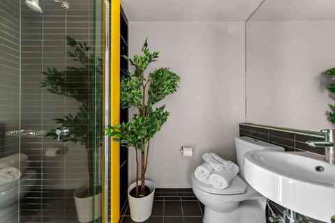 A Cozy Studio Near The University Of Melbourne - Whitsundays Accommodation 1