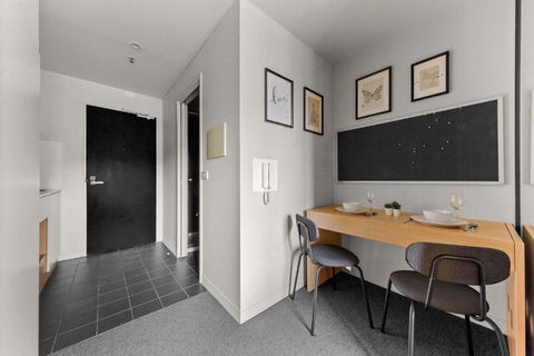 A Cozy Studio Near The University Of Melbourne - Whitsundays Accommodation 2