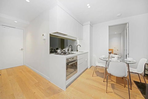 A Cozy & Stylish 2BR Suite In Melbourne CBD - Whitsundays Accommodation 4