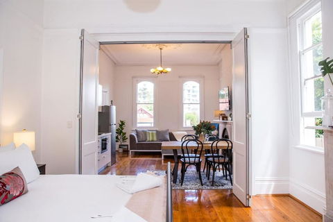 A Designer Apartment With Classic Heritage Details - Whitsundays Accommodation 1