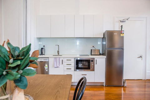 A Designer Apartment With Classic Heritage Details - Whitsundays Accommodation 4