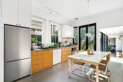 A Designer Terrace House By Edinburgh Gardens - Whitsundays Accommodation 1
