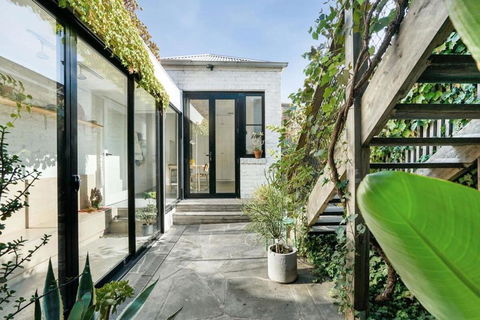 A Designer Terrace House By Edinburgh Gardens - Whitsundays Accommodation 3