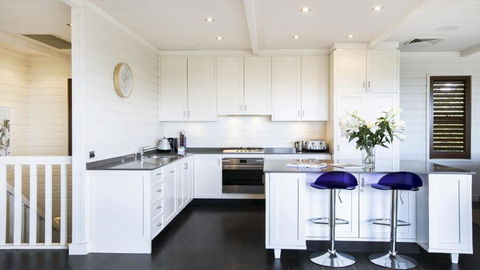 A Grand Beach Retreat - Whitsundays Accommodation 3